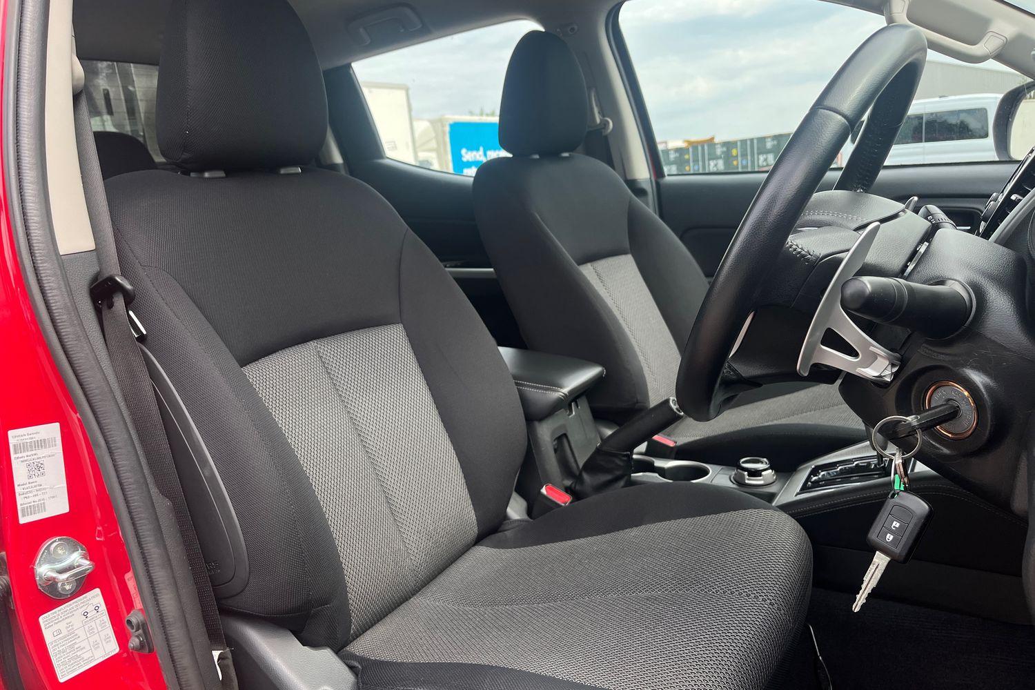 Mitsubishi L200 Photo 16