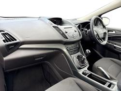 FORD Kuga Photo 2