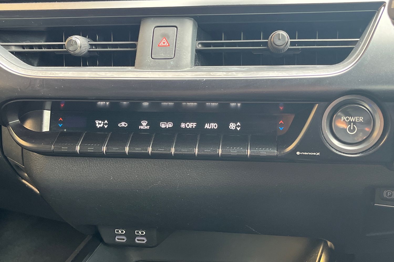 Lexus UX Photo 29