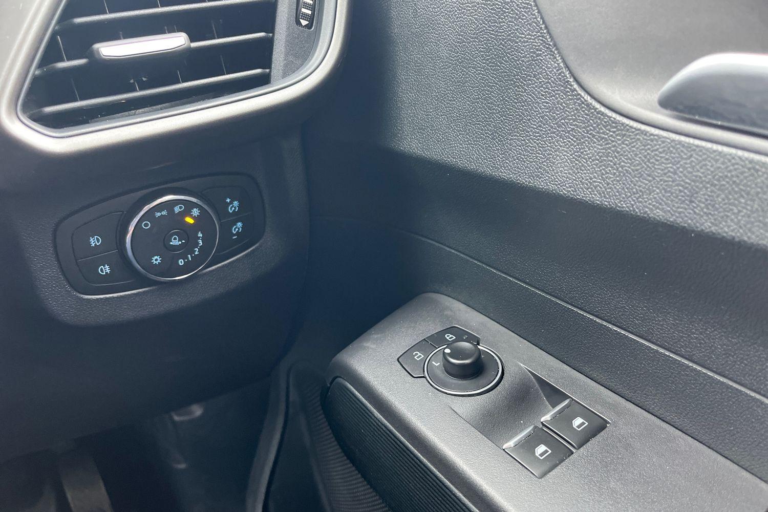 Ford TRANSIT COURIER Photo 21