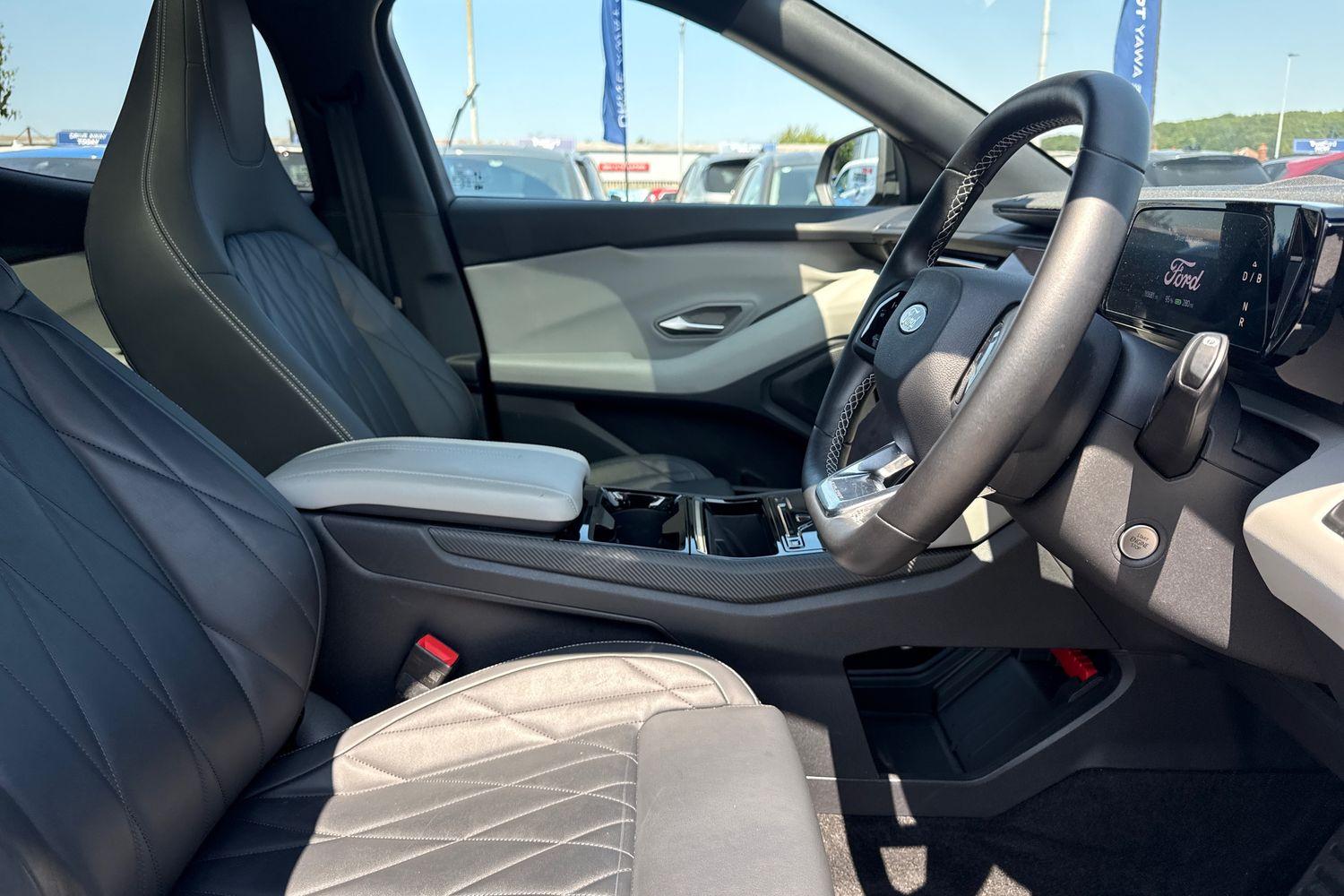 Ford EXPLORER Photo 16