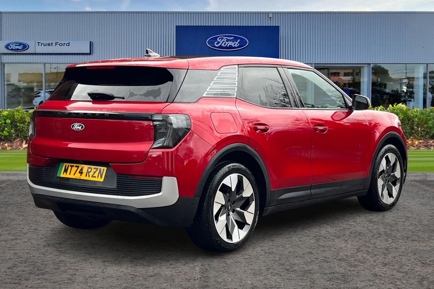 Ford Explorer Photo 3
