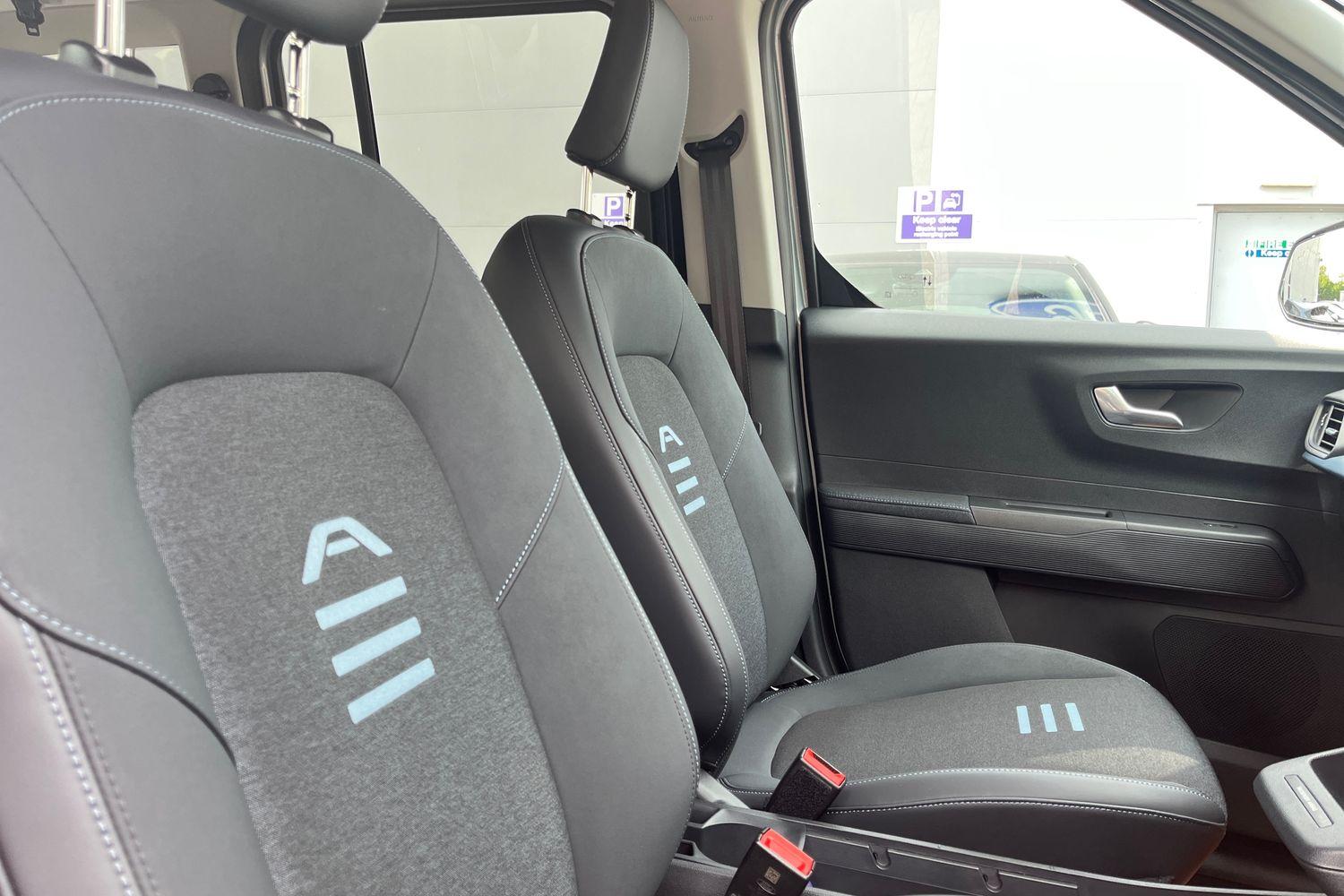 Ford E-TOURNEO COURIER Photo 16