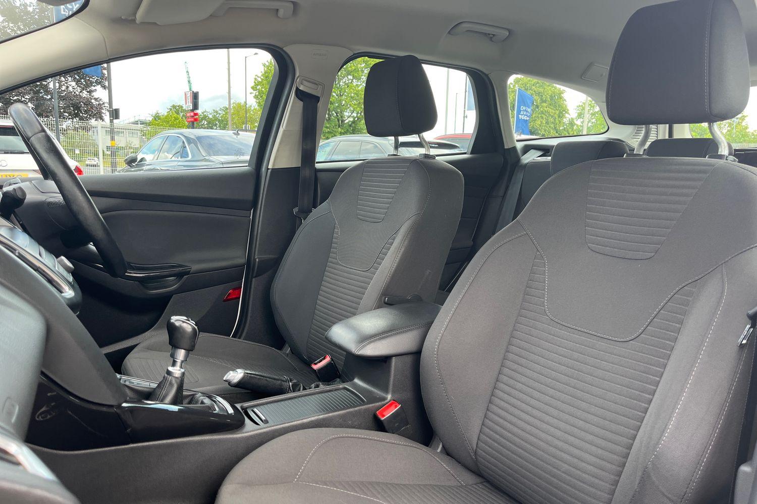 Ford Focus Photo 18