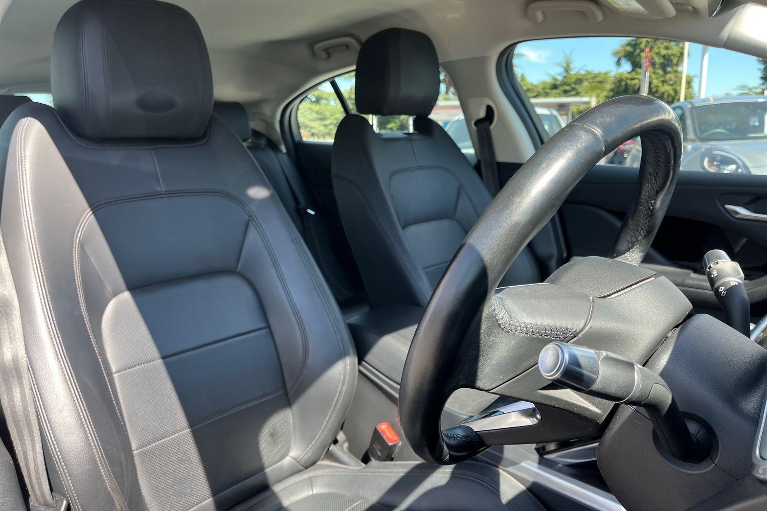 Jaguar I-PACE Photo 16