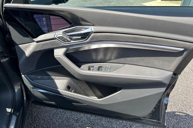 Audi e-tron S Photo 42