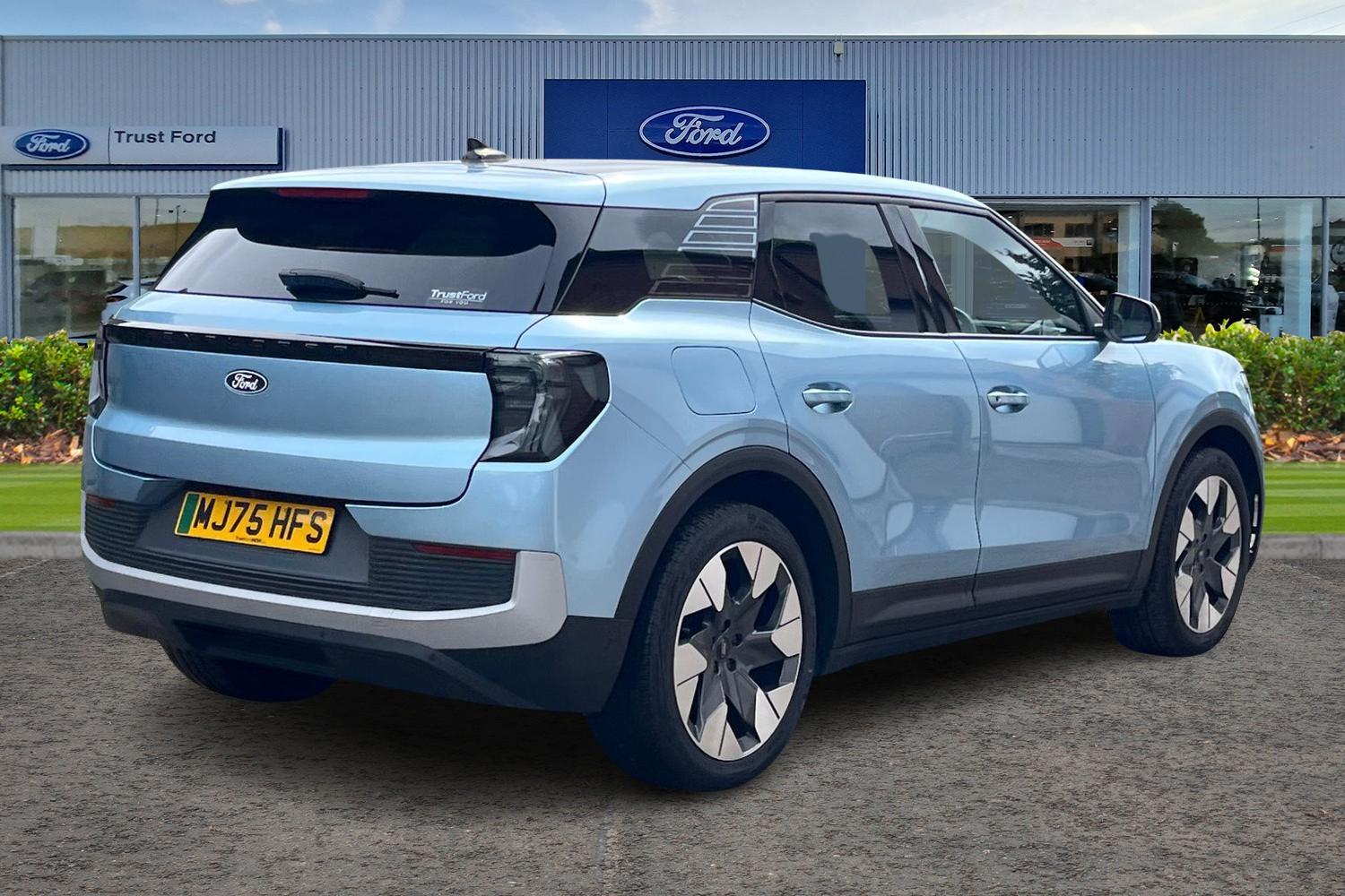 Ford EXPLORER Photo 3