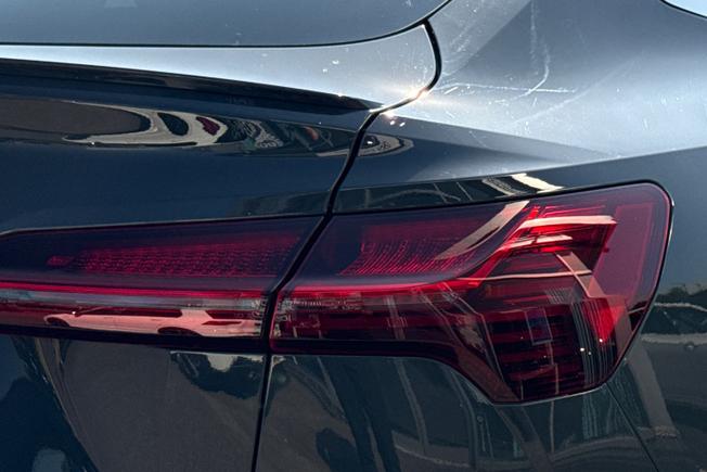 AUDI Q8 E-Tron Photo 18