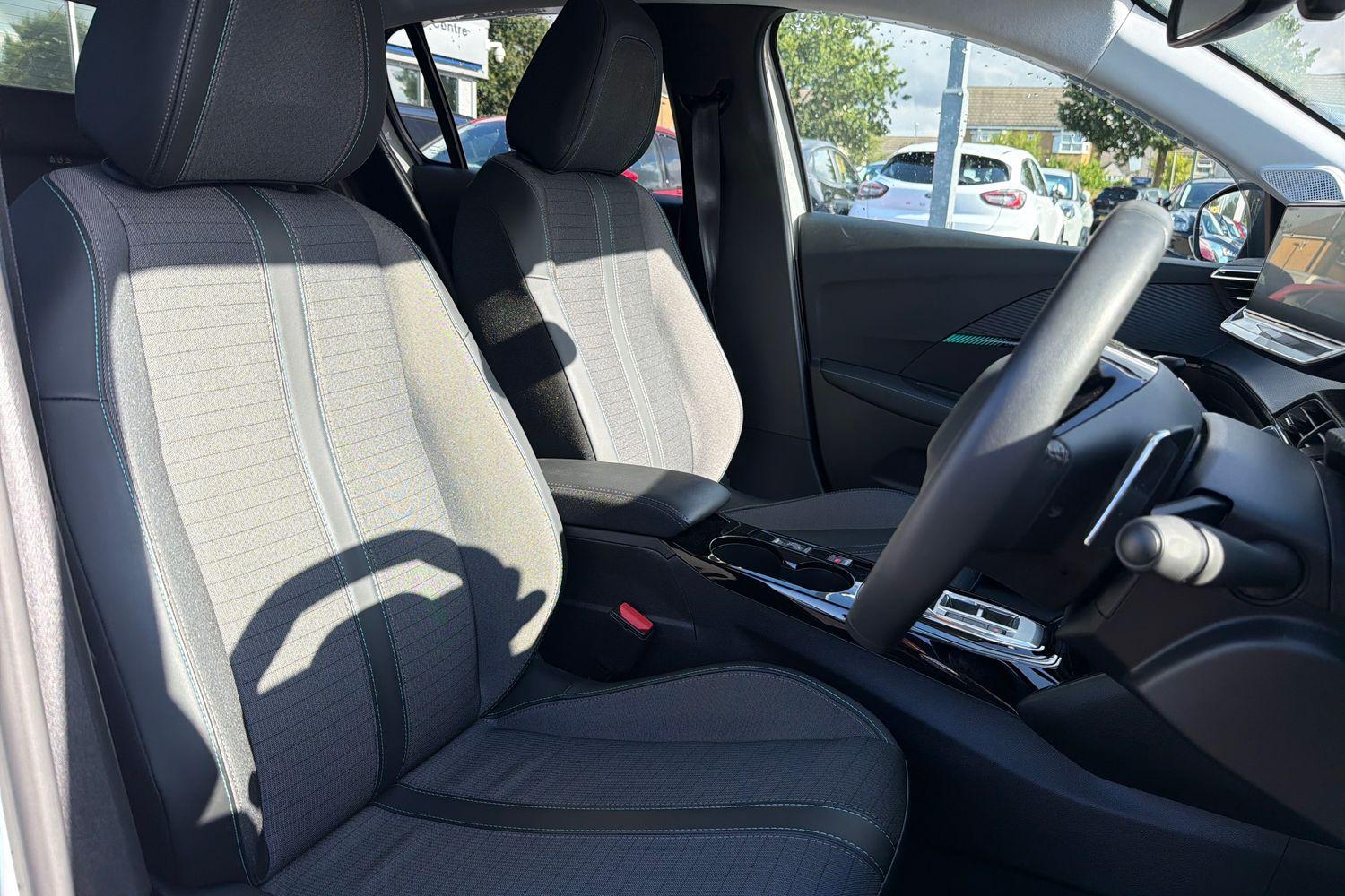 Peugeot 208 Photo 16