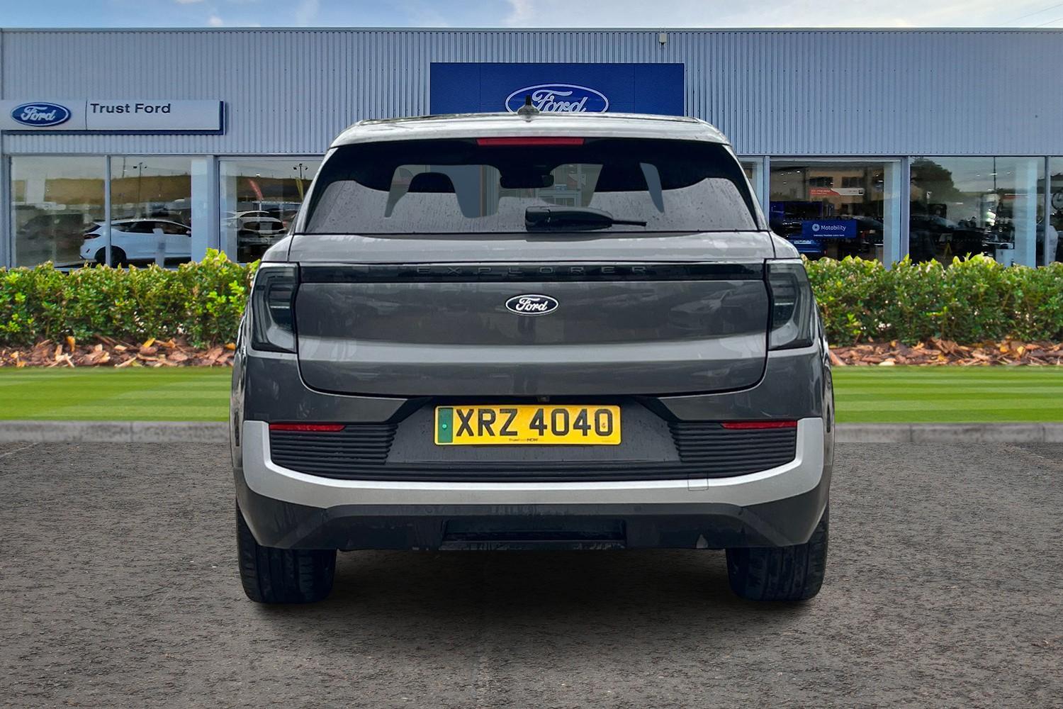 Ford EXPLORER Photo 6