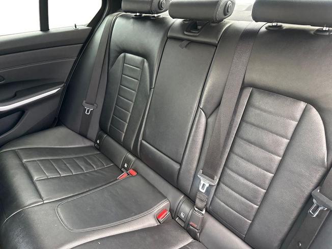 BMW 3 Series Photo 9