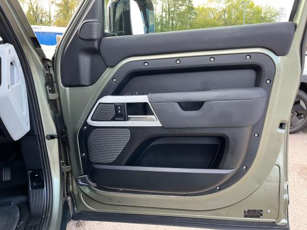 Land Rover Defender 110 Photo autoimg-5438872e66bf3fc5b716a039b45b9f71ac54ee97.jpg