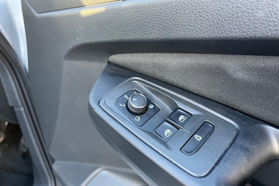 Used Ford TOURNEO CONNECT YGZ7612 16