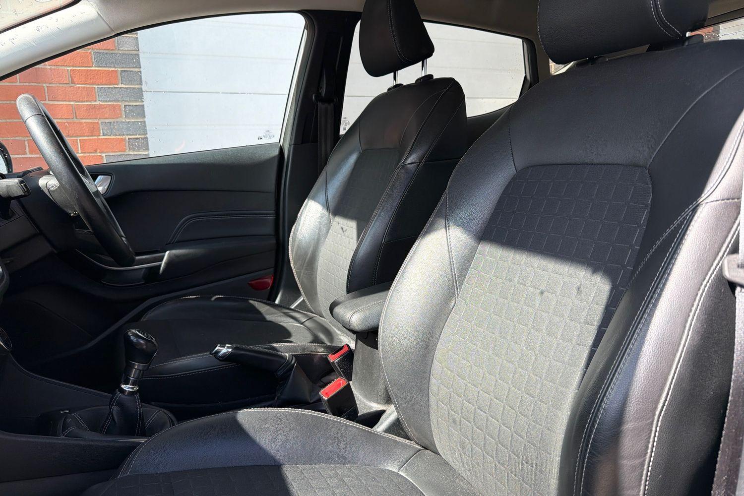 Ford FIESTA Photo 18