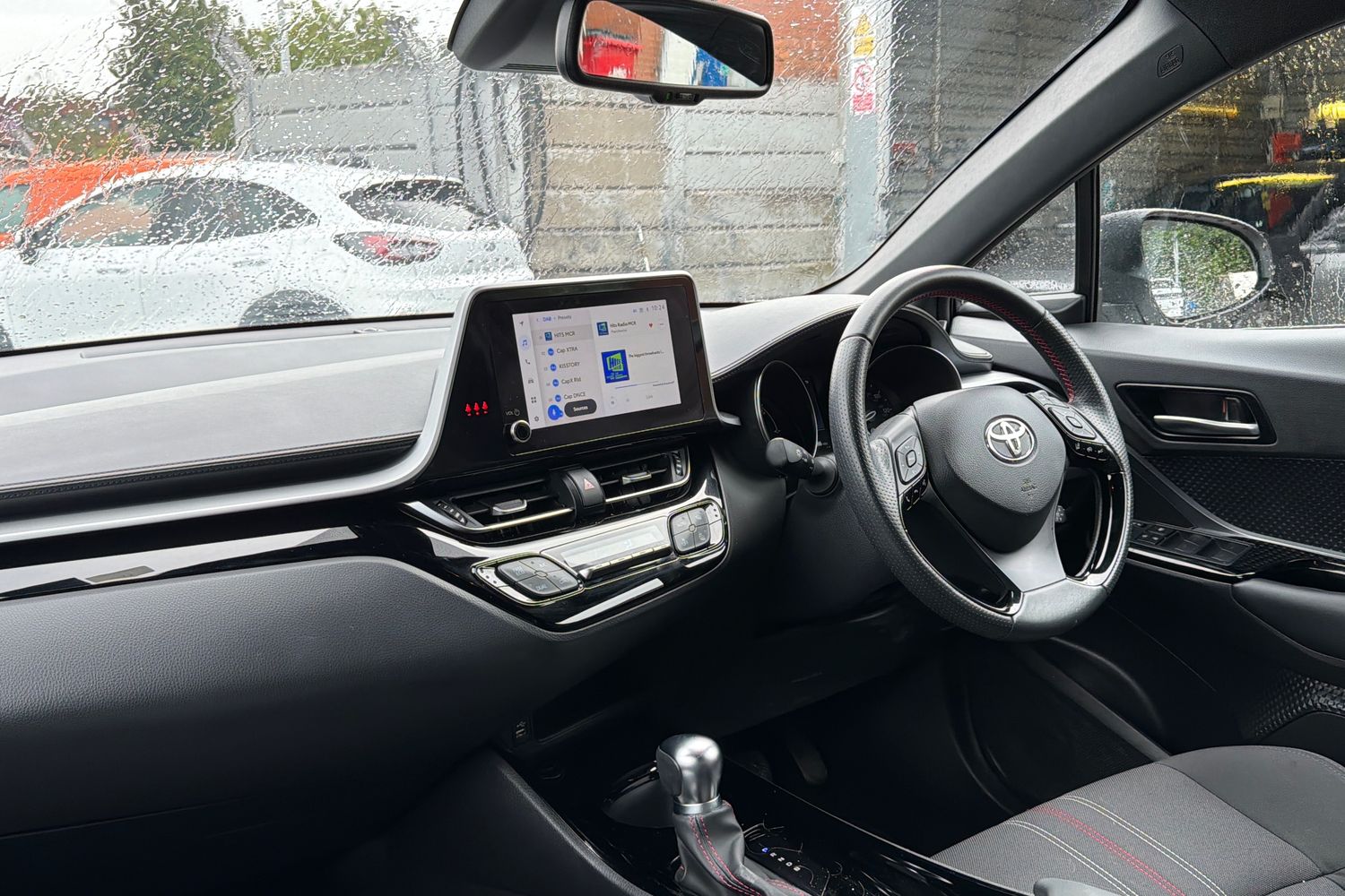 Toyota C-HR Photo 17