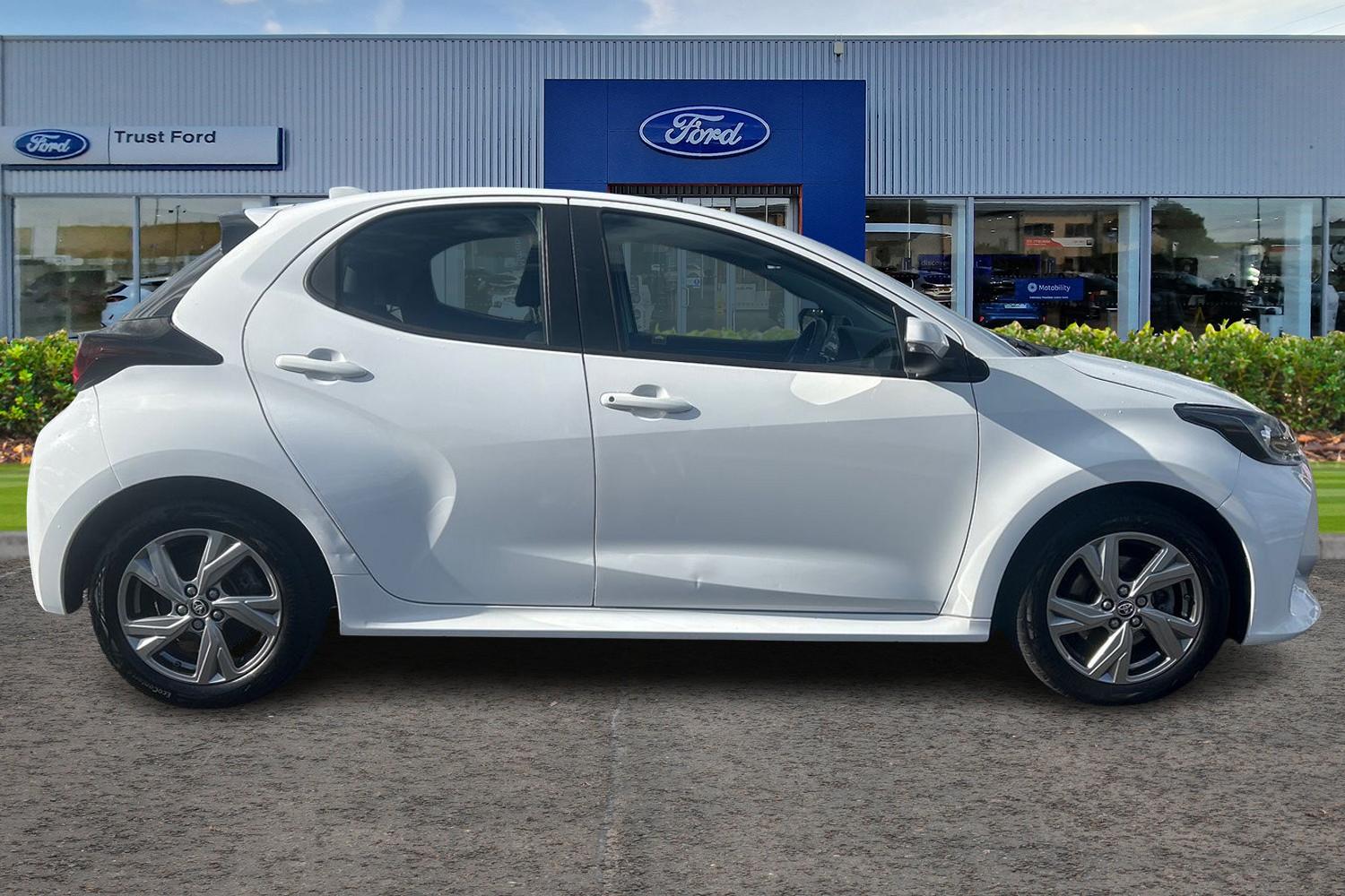 Toyota YARIS Photo 2