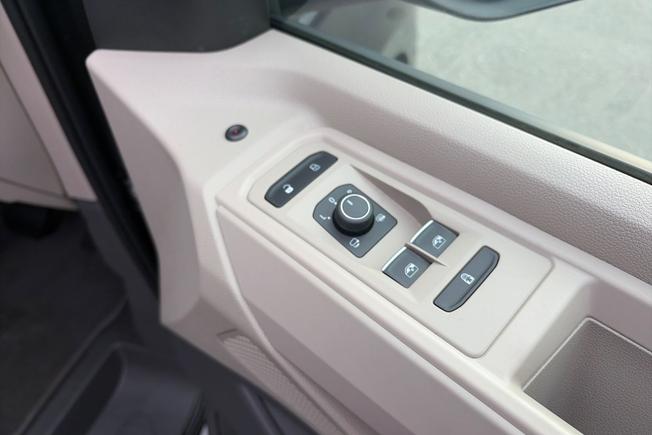 VOLKSWAGEN Multivan Photo 39