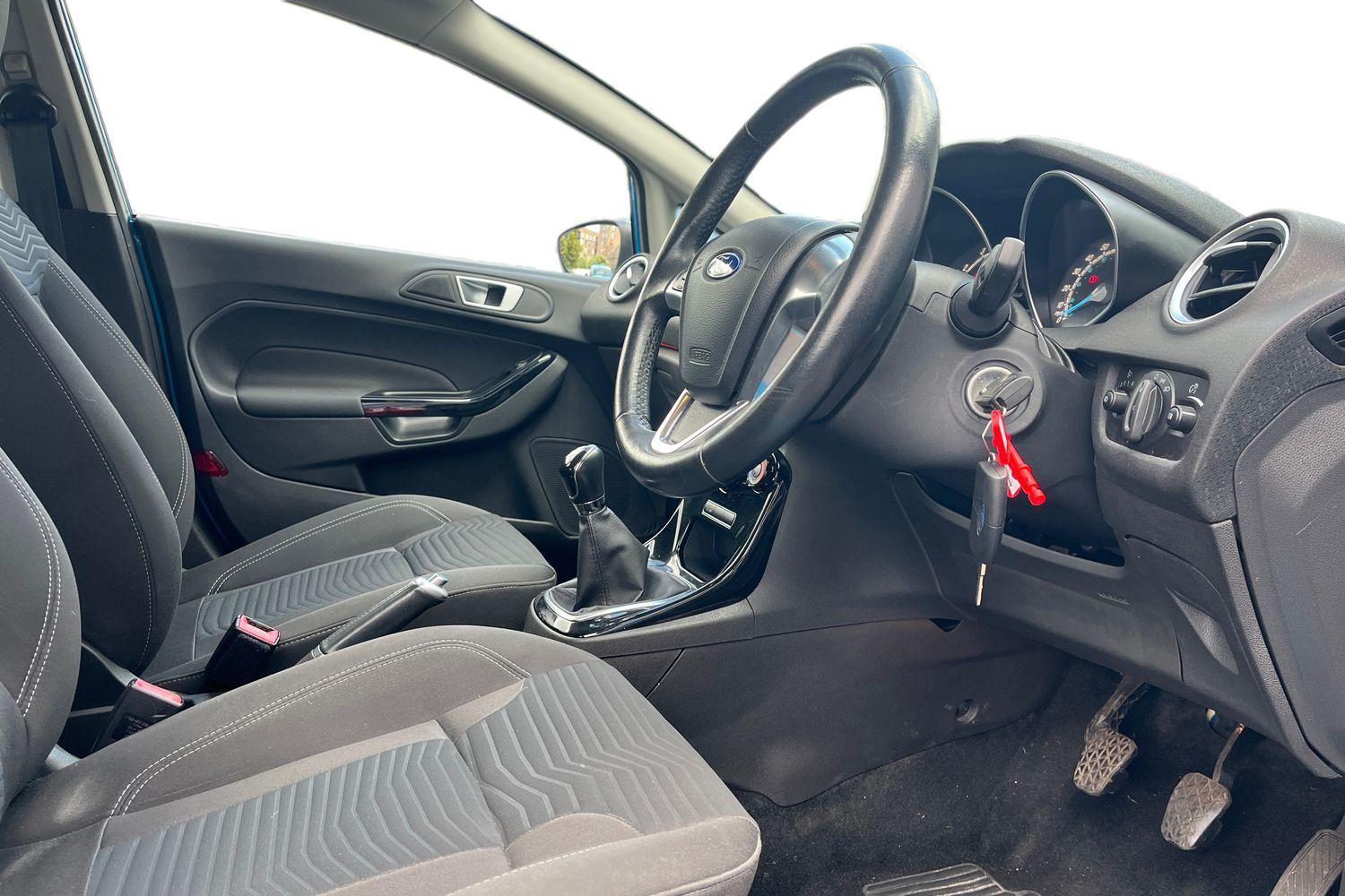 Ford FIESTA Photo 8