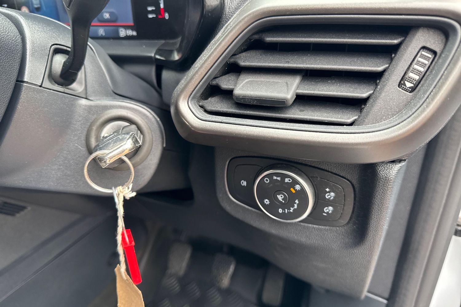 Ford TRANSIT COURIER Photo 24