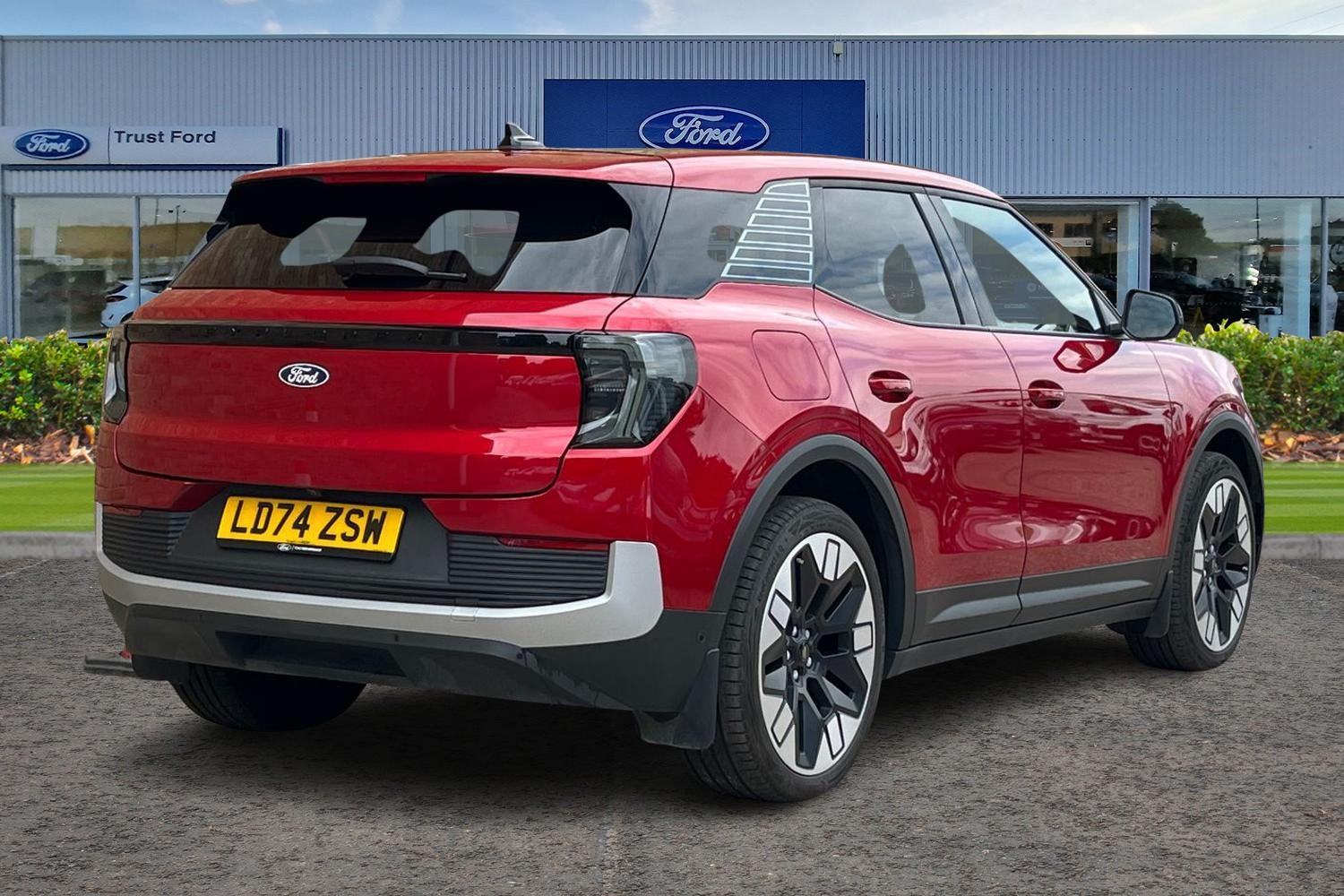 Ford Explorer Photo 3