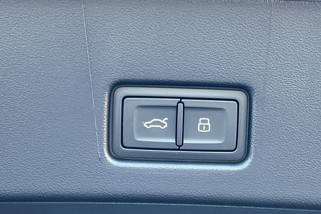 AUDI Q4 e-tron Photo 38