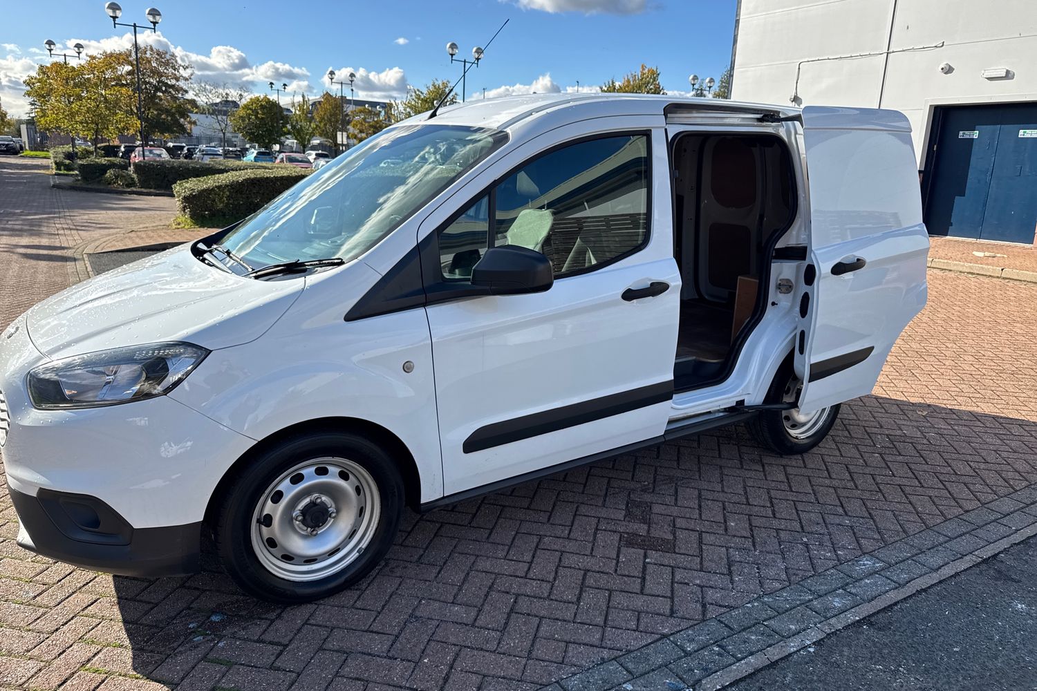 Ford TRANSIT COURIER Photo 8