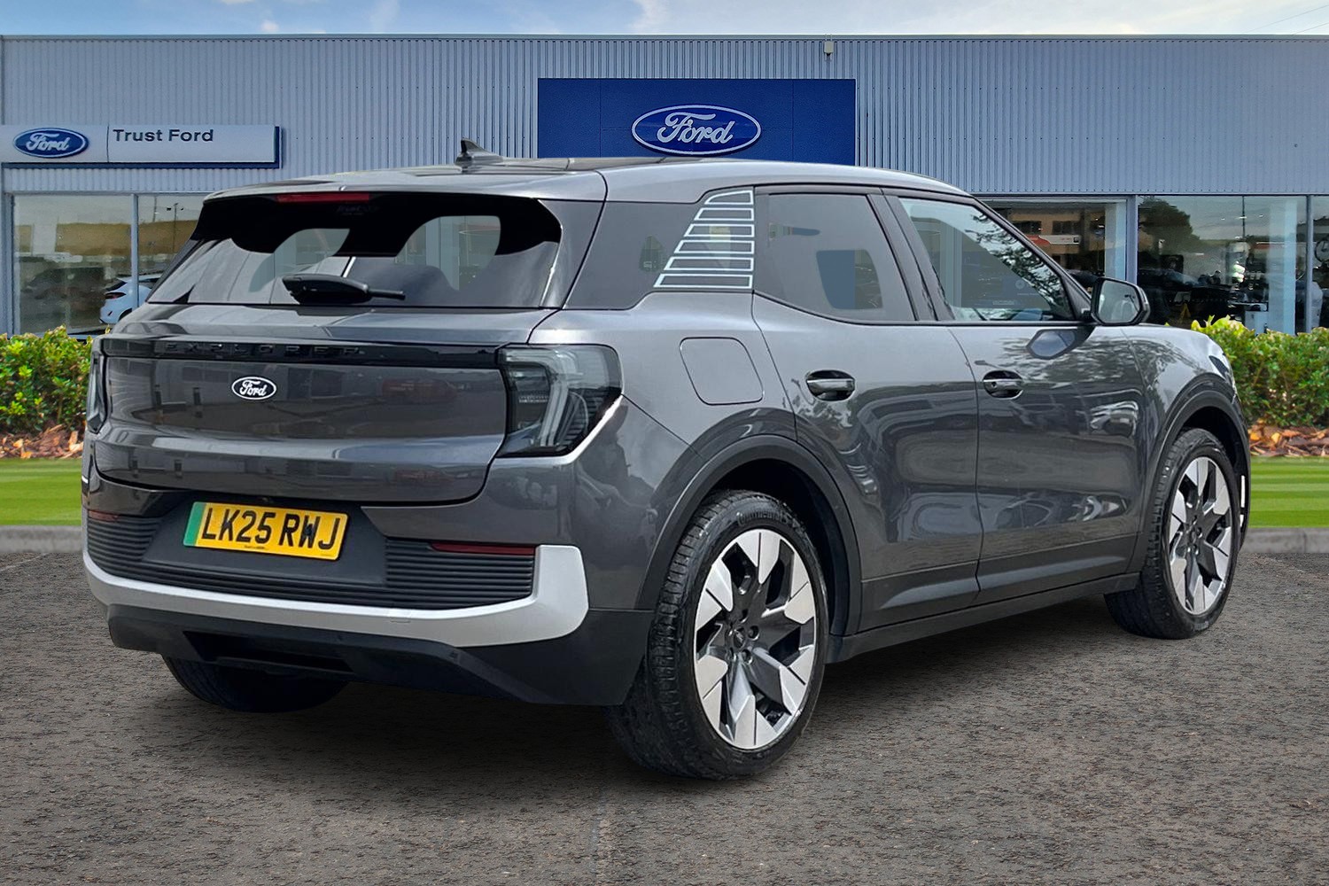 Ford Explorer Photo 3