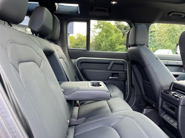 Land Rover Defender 110 Photo autoimg-5557641251cfc6fbbc393f26ccf5df0d0b549bbf.jpg