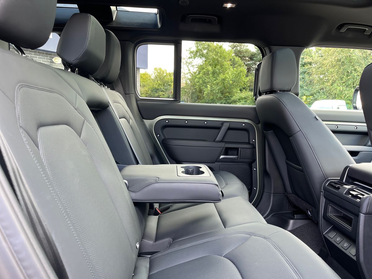 Land Rover Defender 110 Photo 28