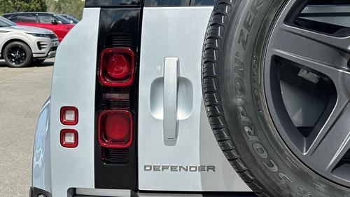 Land Rover Defender Photo autoimg-5557ae98d04545a61780cb93b1ec3dbf78a95819.jpg