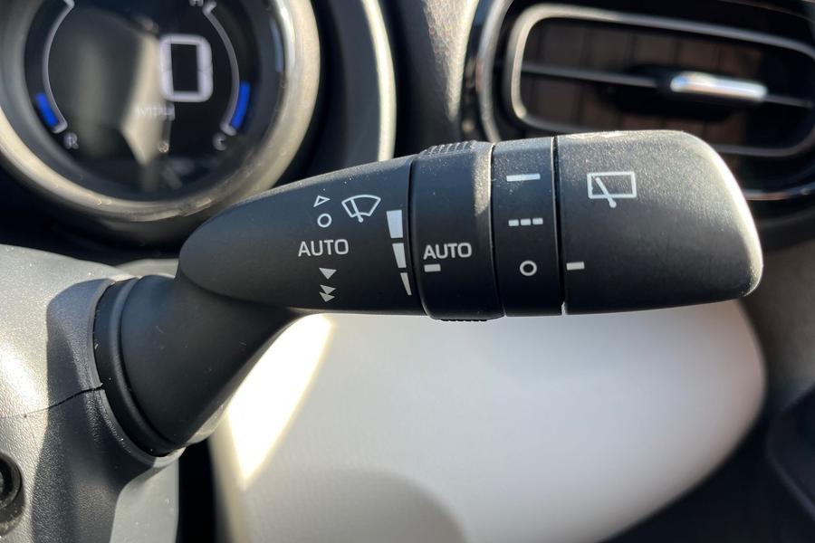 Toyota YARIS Photo autoimg-55e99b7ec331968fe26b29ad34fa7af55536f3e5.jpg