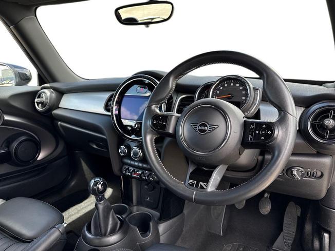 MINI Hatch Photo 6