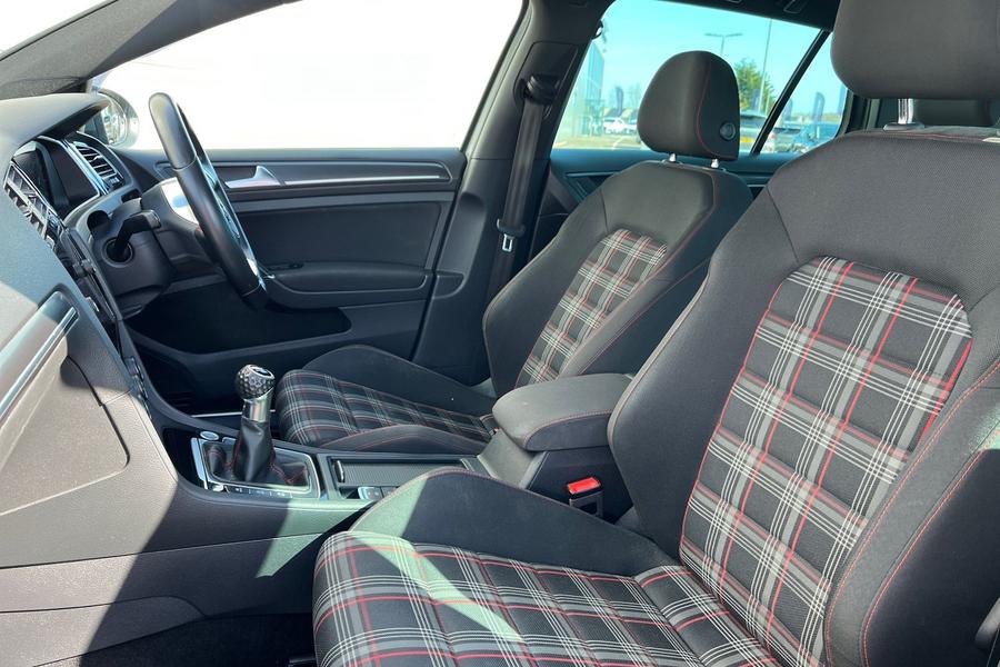 Volkswagen GOLF Photo autoimg-56364a73279a4202bf6dd2e2fc388df8715f1577.jpg