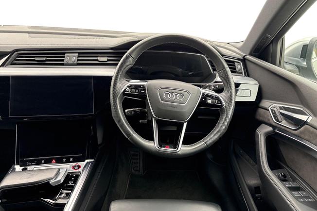 AUDI E-Tron S Photo 11