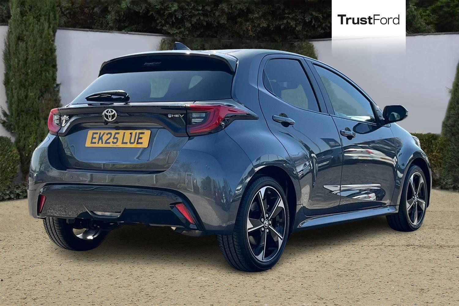 Toyota YARIS Photo 3