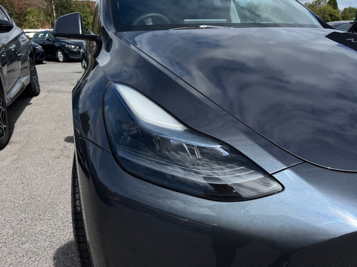 TESLA Model Y Photo 18