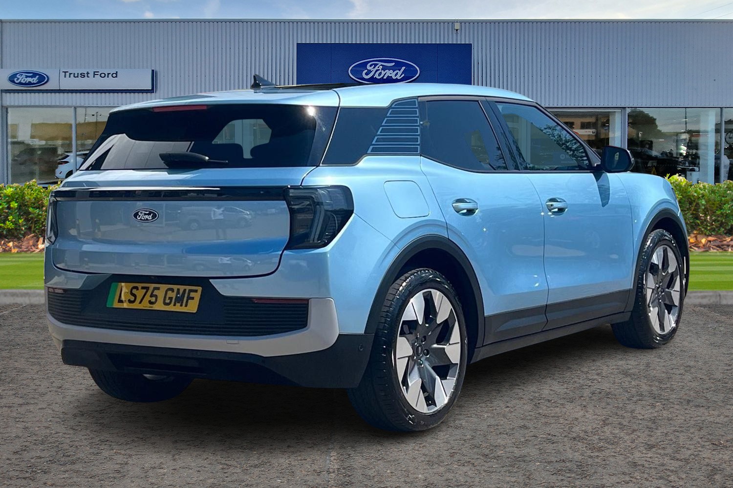 Ford Explorer Photo 3