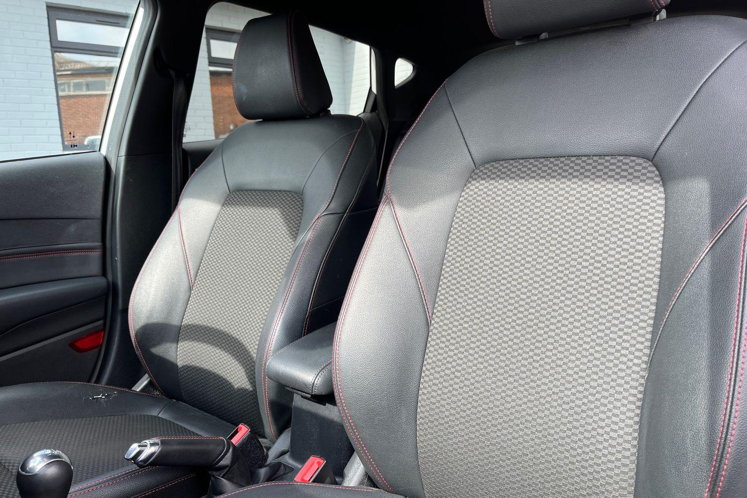 Ford FIESTA Photo 18