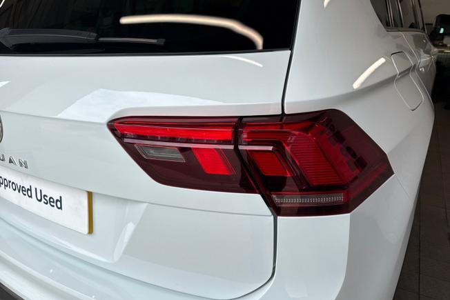 VOLKSWAGEN Tiguan Photo 18