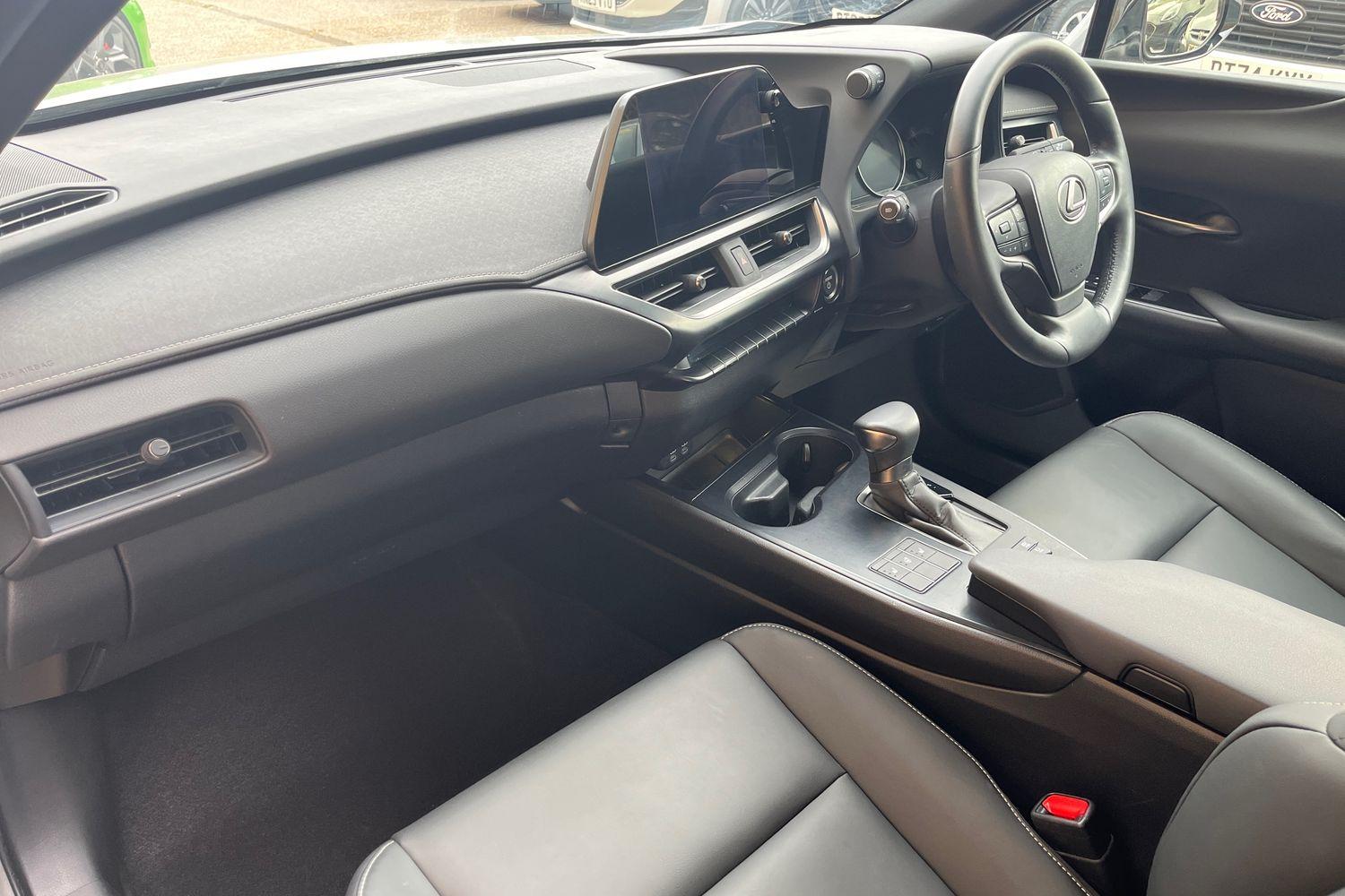 Lexus UX Photo 17