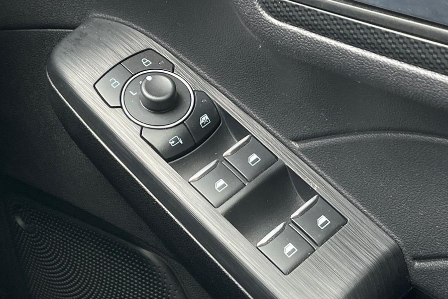 Ford Kuga Photo autoimg-56d2cfea504bb6d8c062d42c9775daa54053ec70.jpg