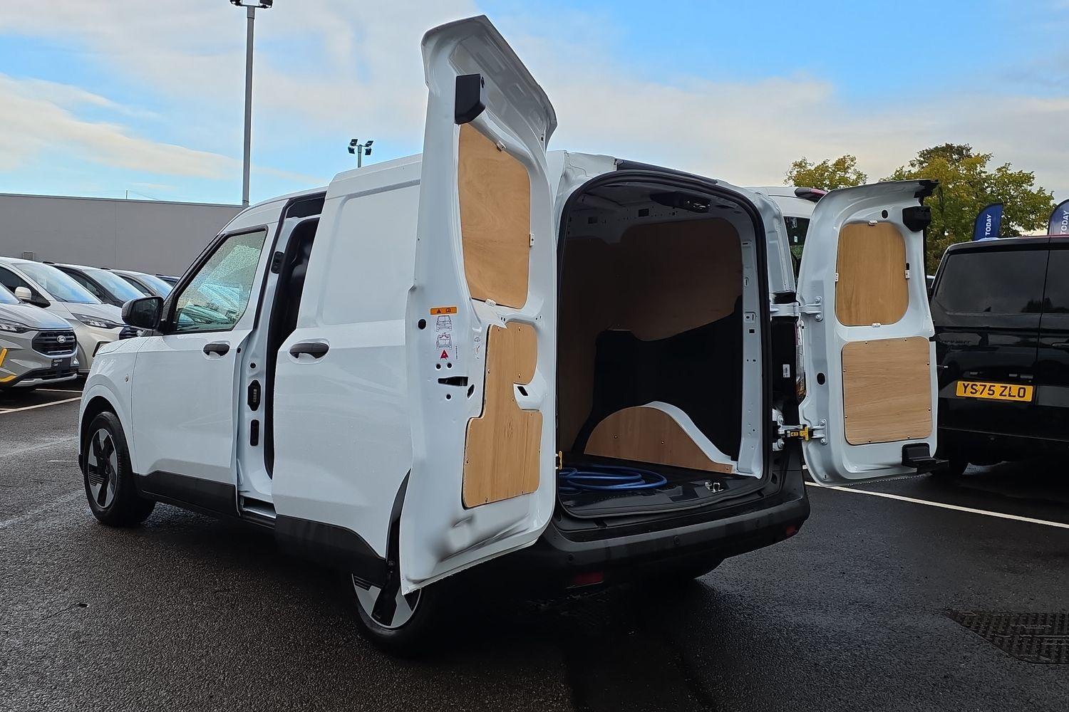 Ford E-TRANSIT COURIER Photo 6