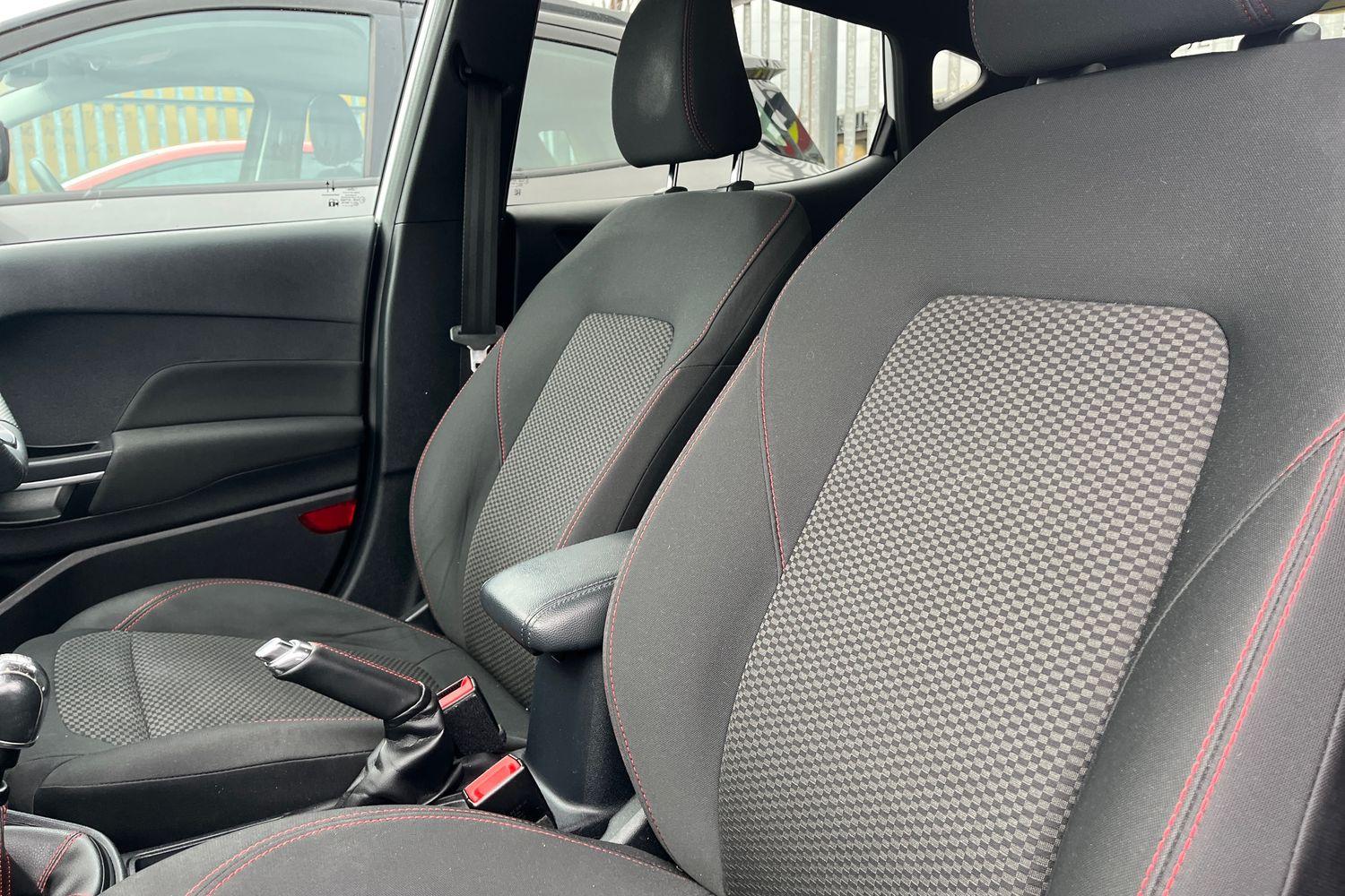 Ford FIESTA Photo 18