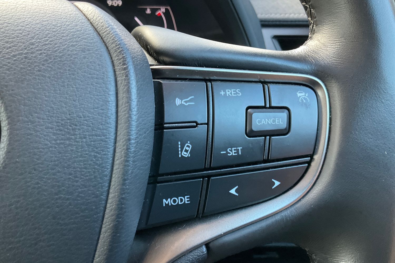 Lexus UX Photo 30