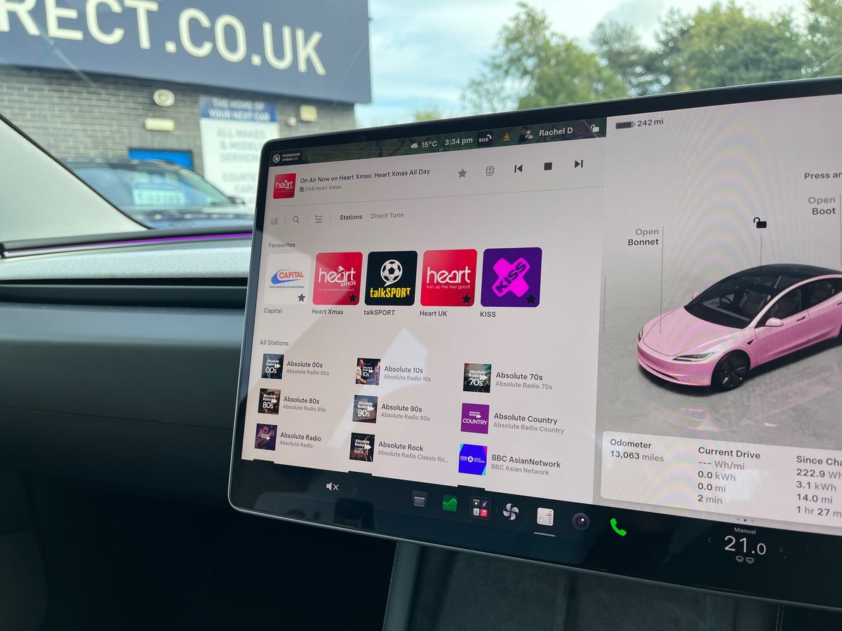 TESLA Model 3 Photo 42