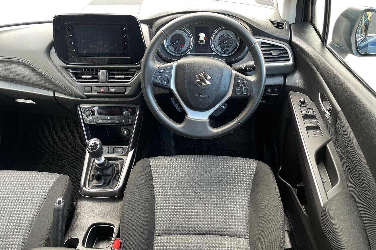 Suzuki S-CROSS Photo 10