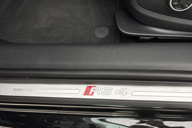 Audi RS4 Photo 23