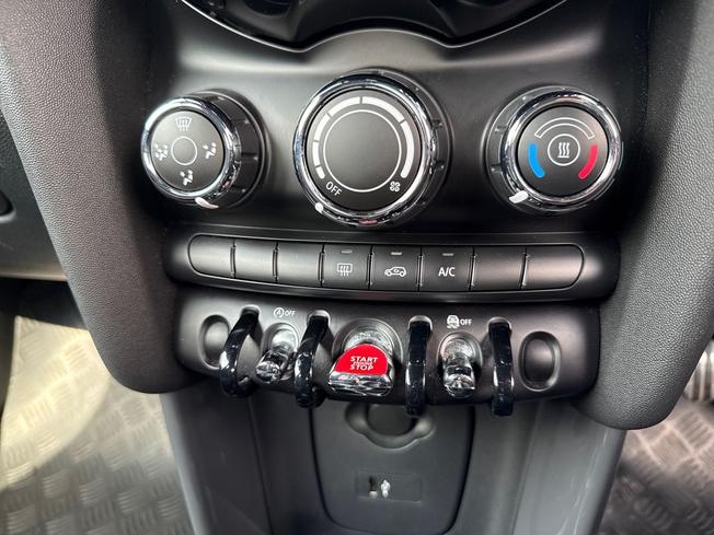 MINI Hatch Photo 32