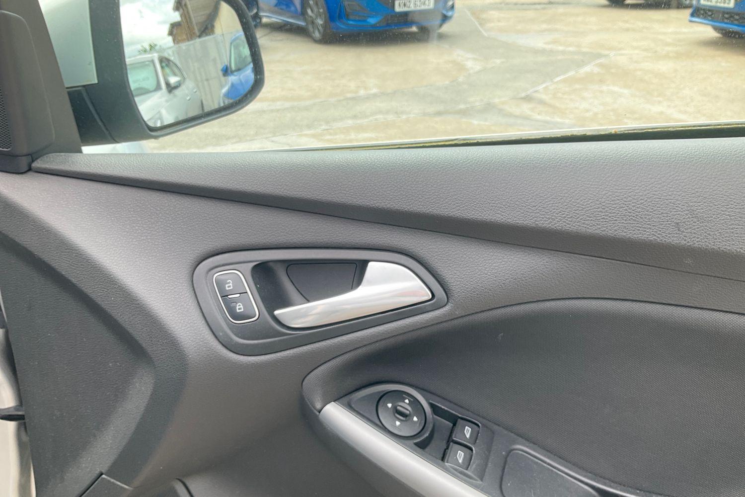 Ford FOCUS Photo 22