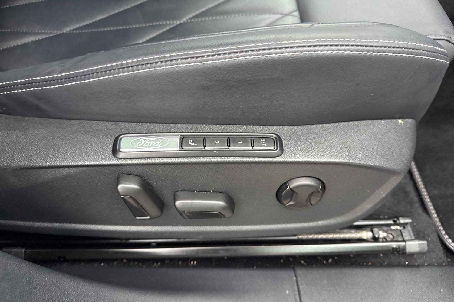 Ford EXPLORER Photo 21